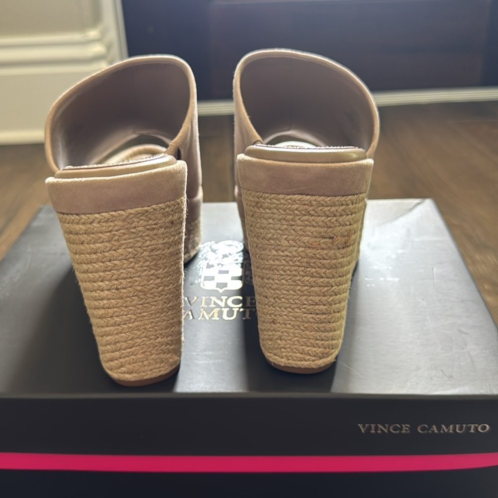 NWT Vince Camuto suede wedge sandals size 9✨ - Picture 2 of 9